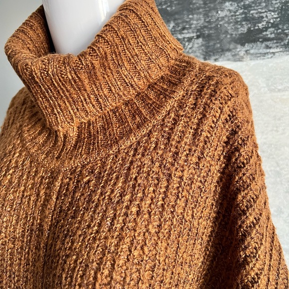 ECLIPSE SWEATER XS, but fits bigger - Picture 7 of 10